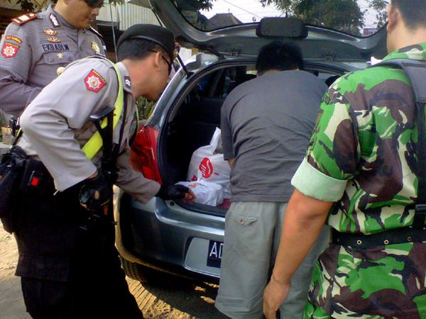 Paska Bom Gereja, Polisi Razia Kendaraan Paska Bom Gereja, Polisi Razia Kendaraan