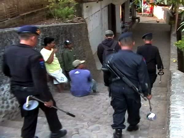 Polisi Sisir Gereja Puhsarang