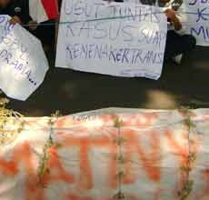 Mahasiswa Tuntut Presiden SBY Turunkan Menteri Bermasalah