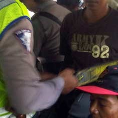 Razia Teroris, Polis Hanya dapat Rokok Tanpa Cukai