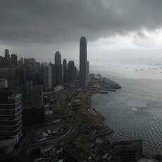 Topan Nesat Hentikan Perdagangan Saham di Hong Kong