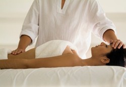 Pria Pemijat Payudara Jadi Kontroversi