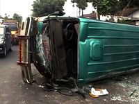 Minibus Terguling di Tulungagung