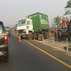 Truk Kontainer Terobos Pembatas KM 29 Tol Jakarta-Merak, Lalin Padat