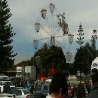 Astaga! Pesawat Nyangkut di Wahana Bianglala