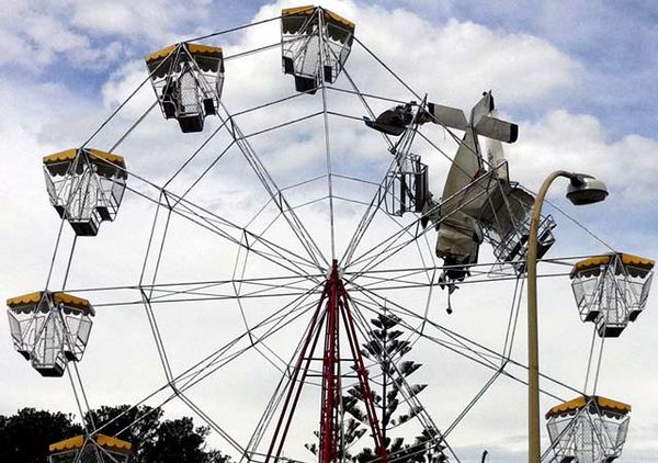 Pesawat Nyangkut di Wahana Bianglala