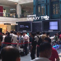 Pembeli Galaxy Tab 8,9 Mengular di Senayan