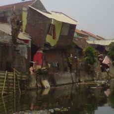 10 Rumah di Pinggir Stren Kali Lasem Longsor