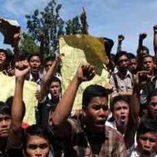 Jalur Pantura Diblokir Warga, Kendaraan Kecil Dialihkan