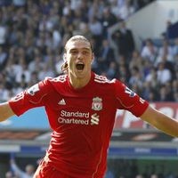 Carroll-Suarez Menangkan Si Merah di Derby Merseyside