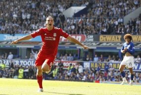 Carroll-Suarez Menangkan Si Merah di Derby Merseyside