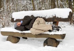 Berapa Lama Manusia Bisa Bertahan Hidup Tanpa Minum dan Kedinginan?