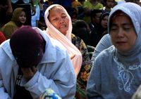 Keluarga Korban Pesawat Cassa 212 Histeris