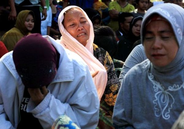 Keluarga Korban Pesawat Cassa 212 Histeris