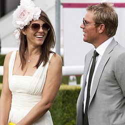 Liburan ke Skotlandia, Liz Hurley Dilamar Pacar