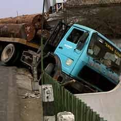 Ngerem Mendadak, Truk Muat Kayu Gelondongan Terperosok