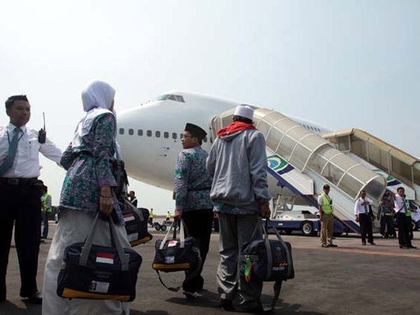 Calhaj Kloter I Embarkasi Surabaya Diterbangkan