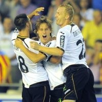 Canales Bawa Valencia Kembali ke Puncak