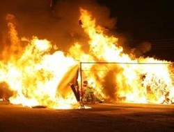 2 Pemotor Pecahkan Rekor Dunia Lewati Terowongan Api 