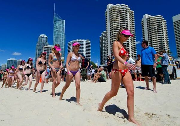 Parade Bikini di Australia Pecahkan Rekor