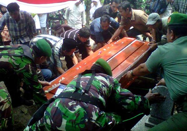 Co Pilot Cassa 212 Dimakamkan