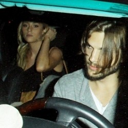 Perselingkuhan Ashton Kutcher: 4 Cewek Bugil, Minuman Keras & Hot Tub