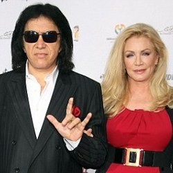 28 Tahun Pacaran, Gene Simmons KISS Akhirnya Menikah 