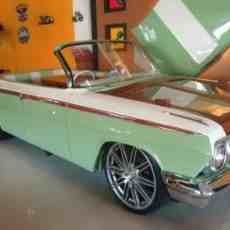 Menikmati Makan di Atas Jok Mobil Antik nan Mewah