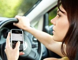 Tidak Hanya Drugs, SMS Sambil Mengemudi Juga Bisa Candu