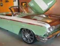 Menikmati Makan di Atas Jok Mobil Antik nan Mewah