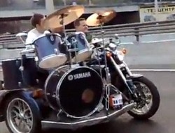 Ngeband di Atas Motor? Bisa Kok!