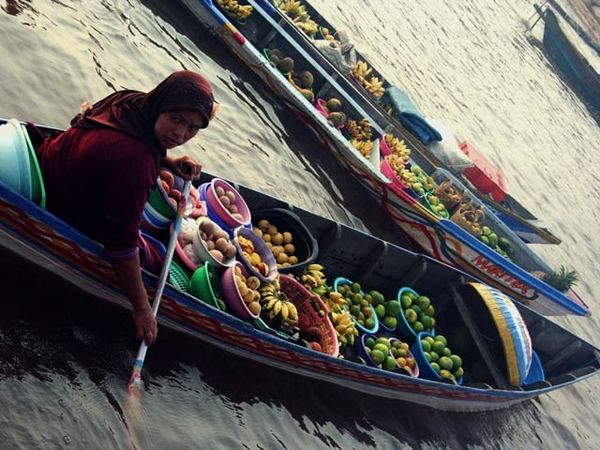 Menyusuri Pasar Terapung Banjarmasin
