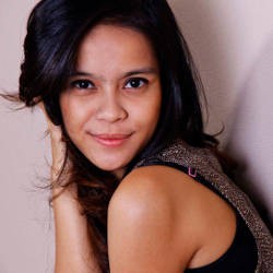 Dhanya Hasanuddin, Senyum Menawan di Angels Diary