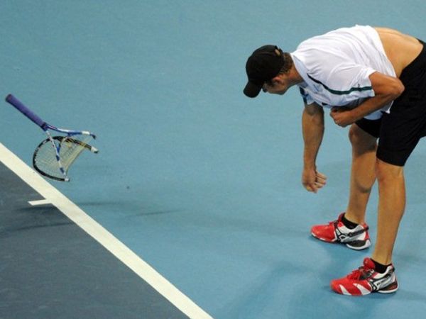 Roddick Kalah, Raket pun Patah