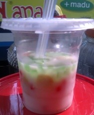 Sluurp..Segarnya Es Teler Berantakan