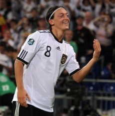 Oezil Siap Hadapi Cibiran dari Fans Turki