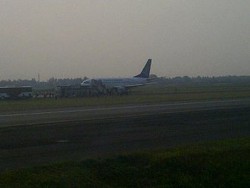 Ada Asap Mengepul dari Bekas Tempat Parkir Garuda GA-601