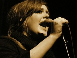 Adele Tunda Tur Amerika Serikat Karena Masalah Pita Suara