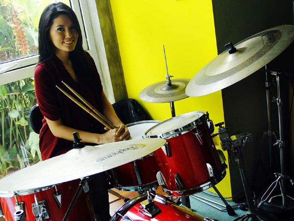 Titi Sjuman Si Drummer Seksi