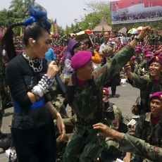 HUT TNI di Makodam V/Brawijaya Dihibur The Virgin dan Mahadewi
