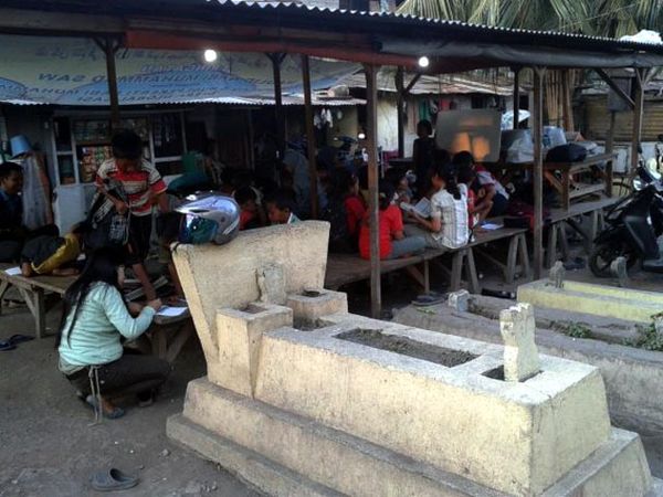 Komunitas SSC Sulap Makam Jadi Tempat Belajar