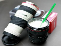 Asyiknya Minum dari Lensa Kamera 