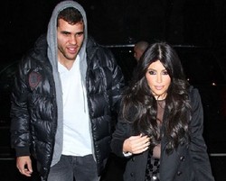 Kim Kardashian Tunda Punya Momongan