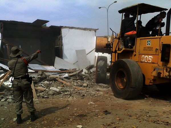 Kantor LSM di Cipayung Dirobohkan