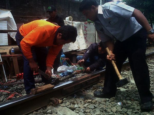 Rel KA Ruas Palmerah-Tanah Abang Patah