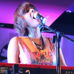 Dansa dan Bersenandung Bareng Lenka di Jakarta