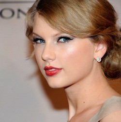 Taylor Swift Tulis 10 Lagu untuk Album ke-2