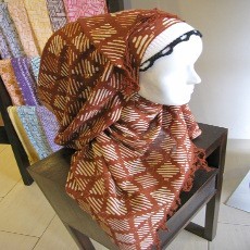 Kenalkan Tren Kerudung Indonesia Lewat Scarf Batik