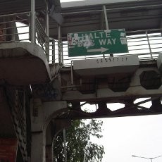 Halte Busway Meriah, Penuh Coretan Tangan Jahil