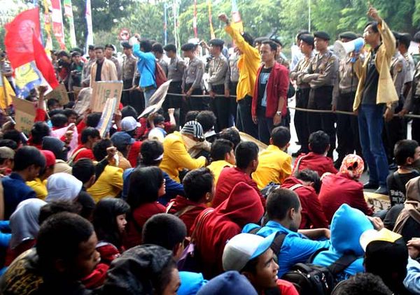 Demo Tuntut Reshuffle Kabinet